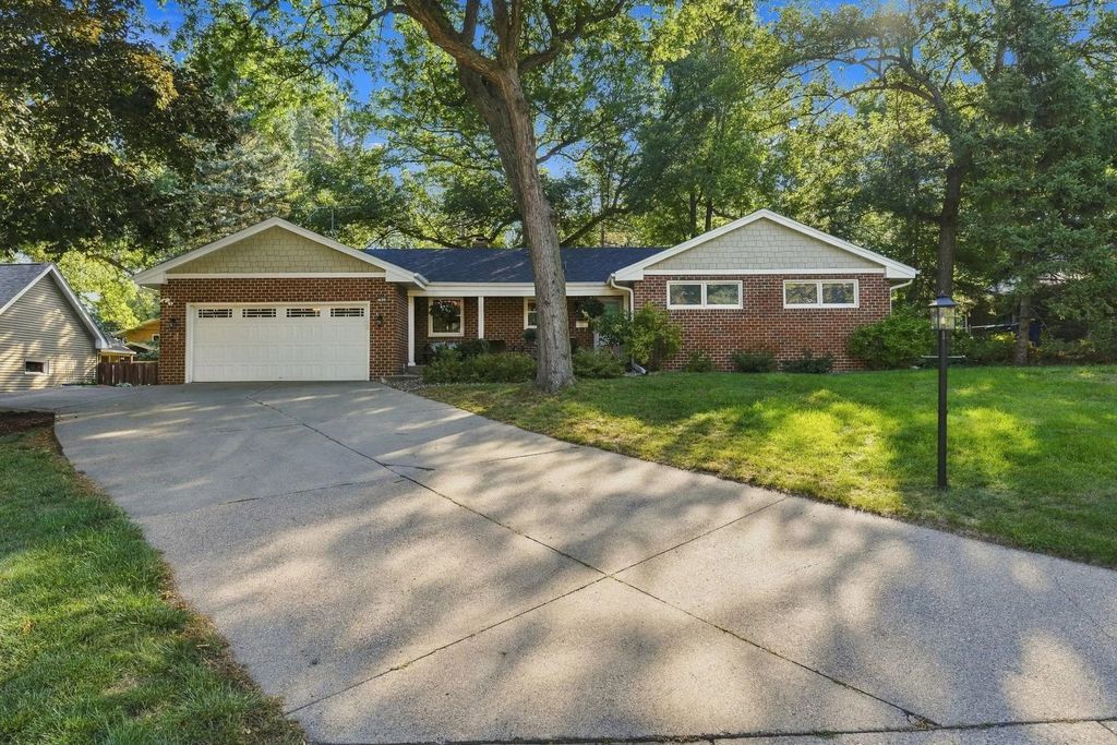 1620 Sumter Avenue N, Golden Valley