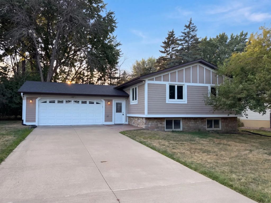 1896 Richal Drive, Woodbury