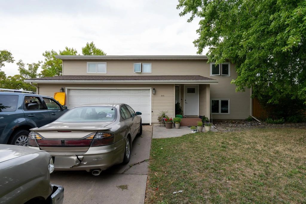 202 11th Avenue E, West Fargo