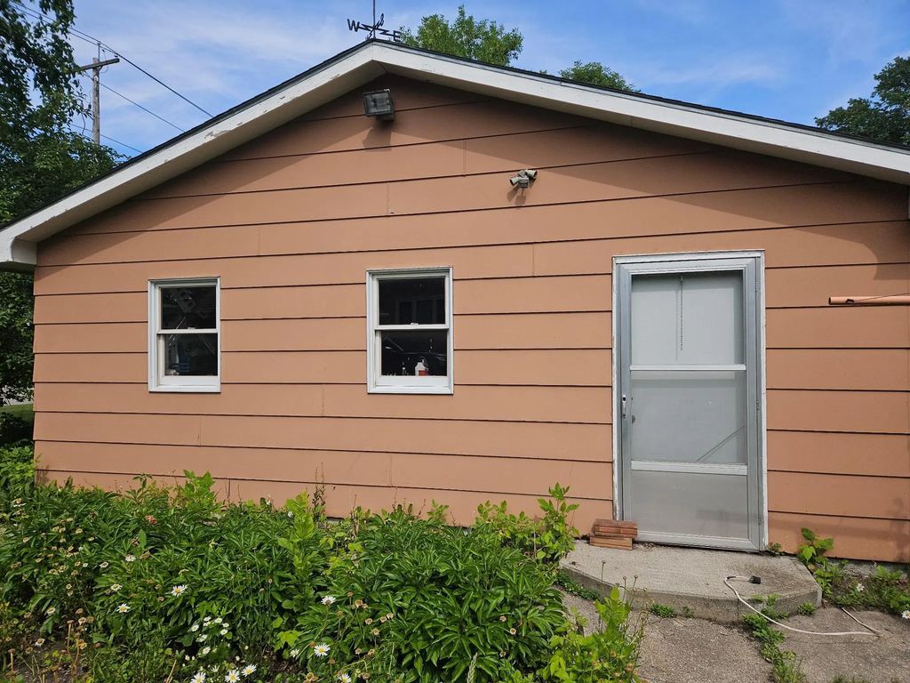 304 Arnold Avenue S, Thief River Falls