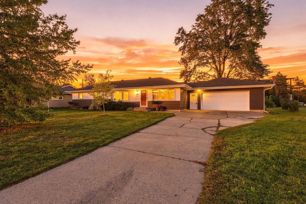 8413 Meadow Lake Road E, New Hope