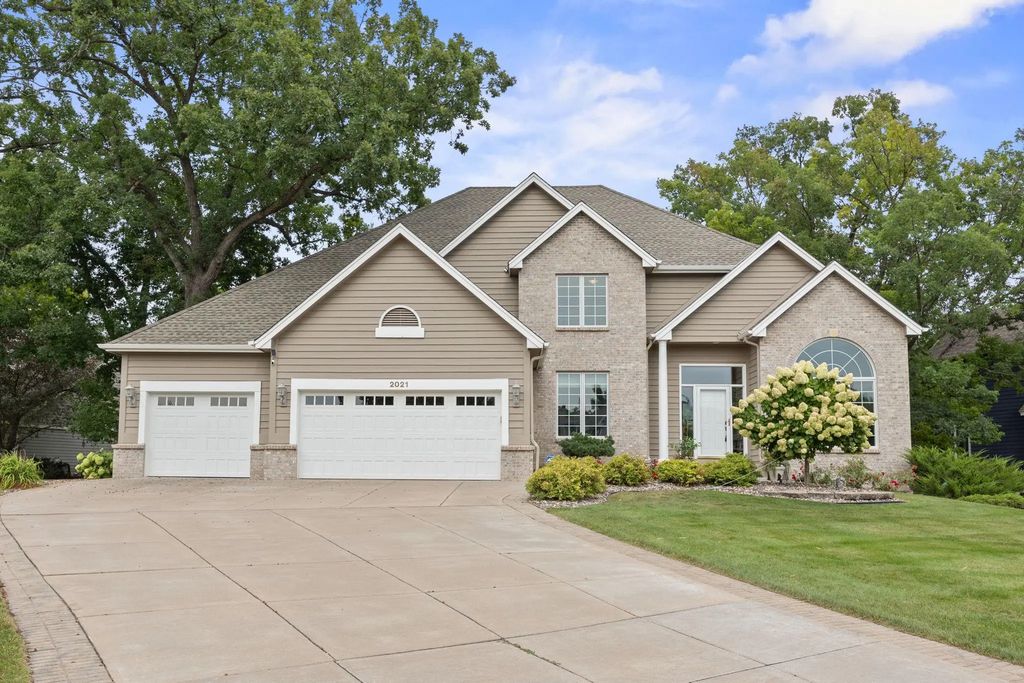 2021 Royale Drive, Eagan