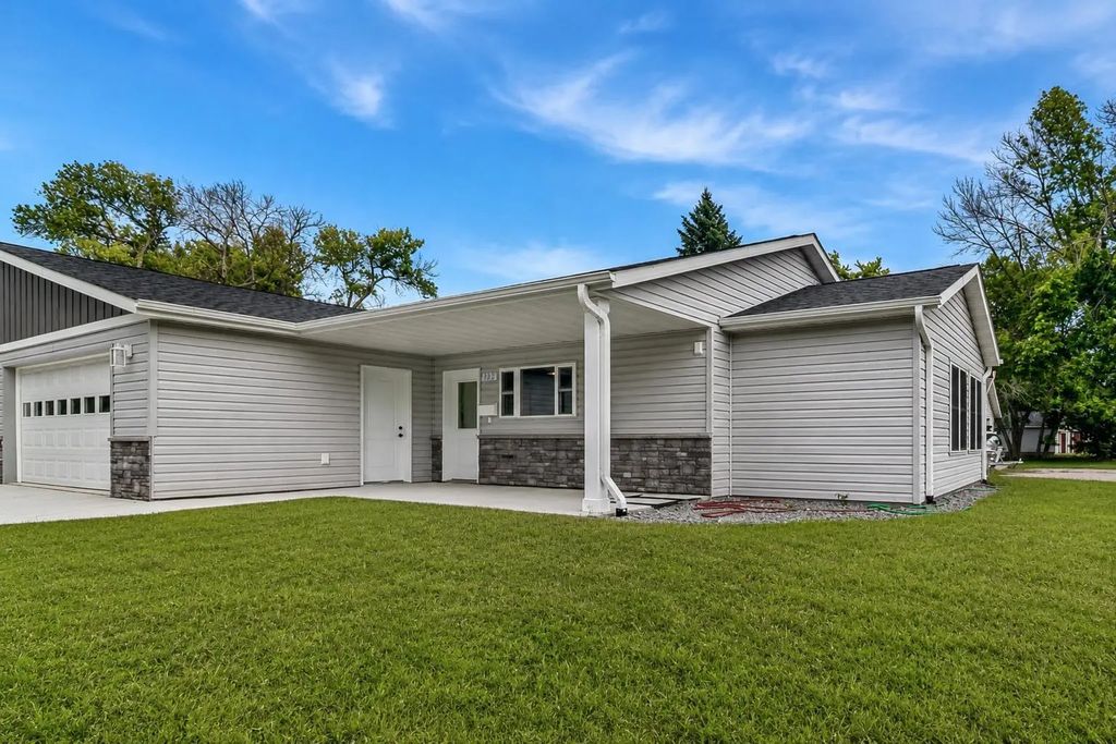 122 Cox Avenue Sw, Madelia