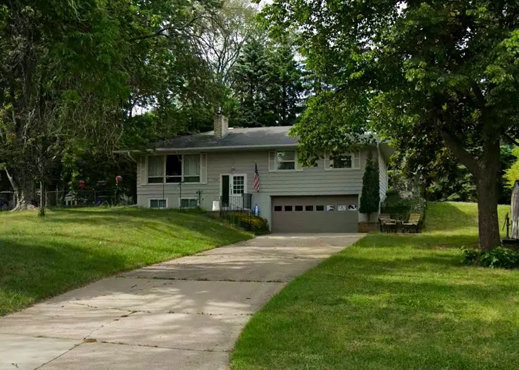 724 E 152nd Street, Burnsville