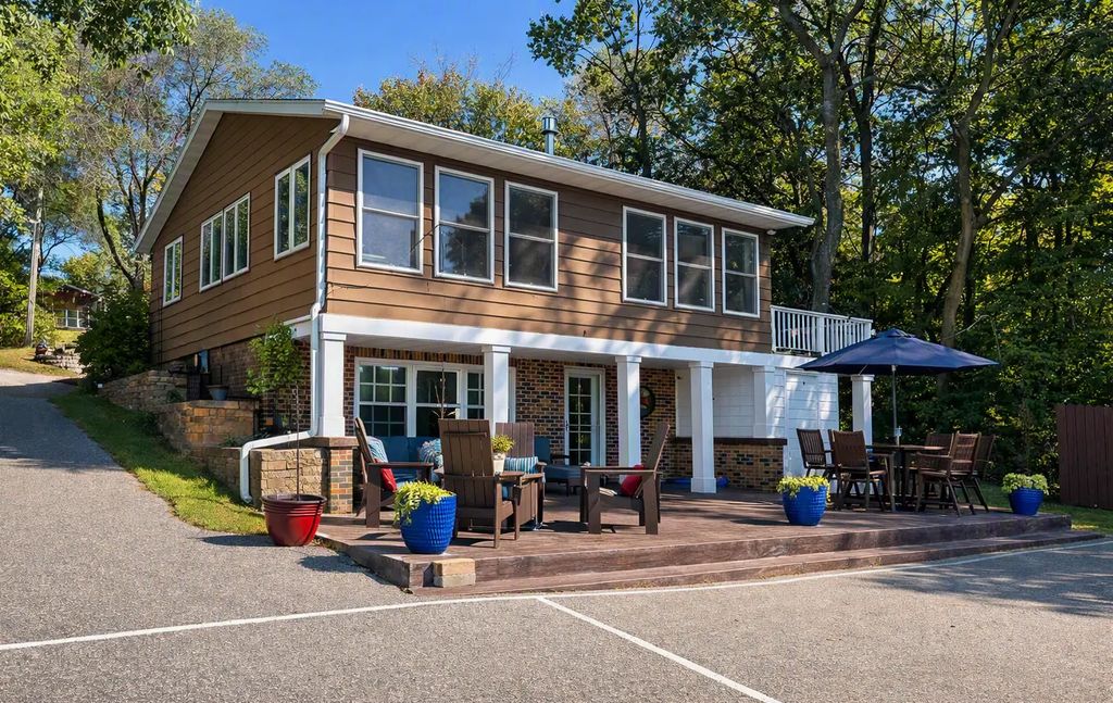 21484 Forest Hill Road, Richmond