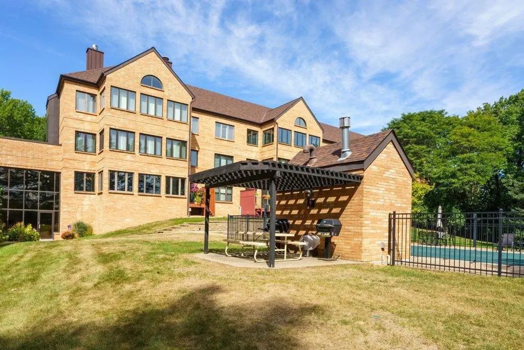 1830 Eagle Ridge Drive 1009, Mendota Heights