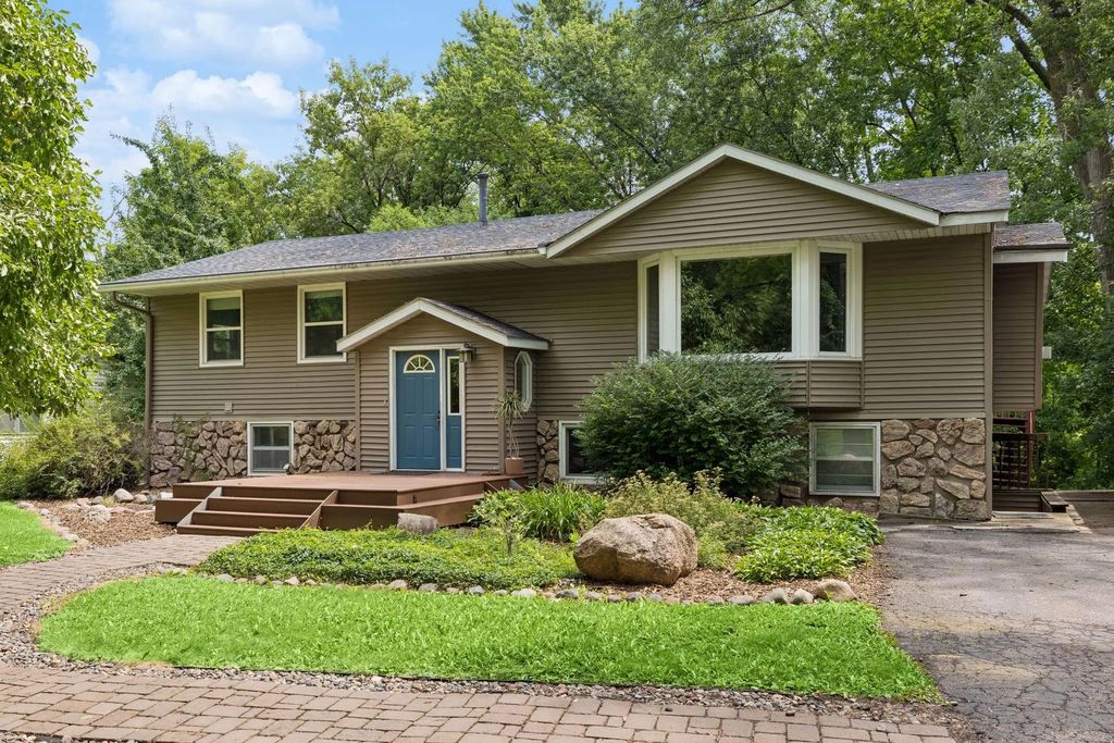 3260 Snelling Avenue N, Arden Hills
