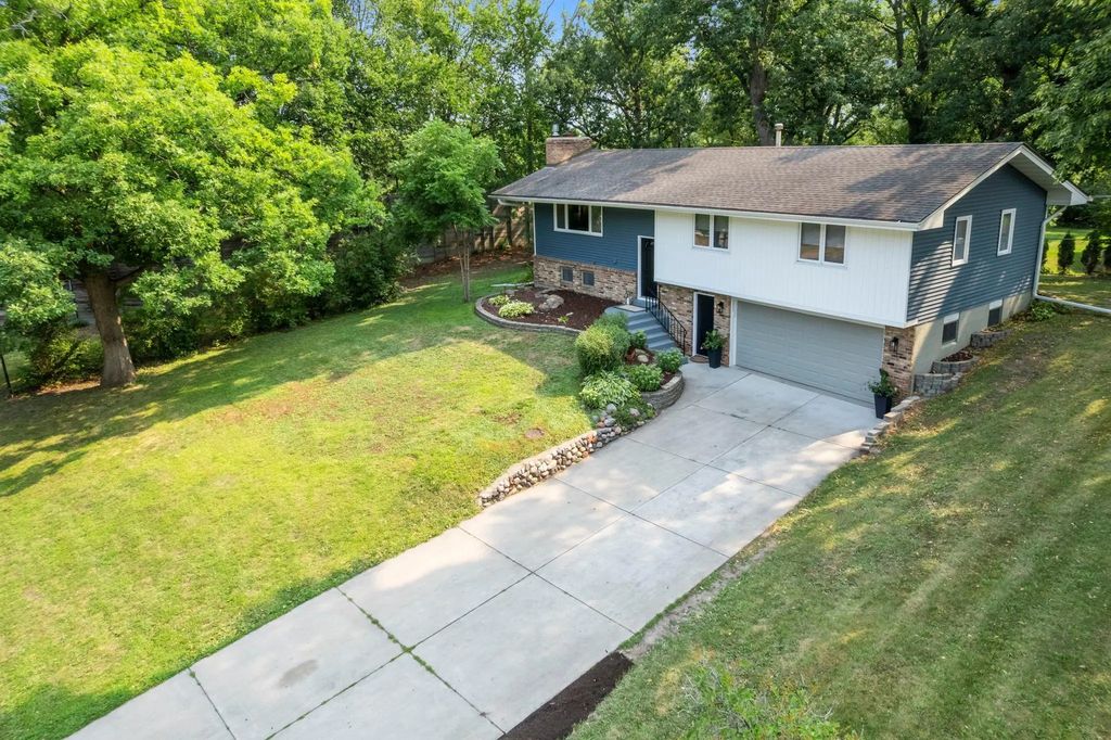 5375 Matterhorn Drive Ne, Fridley