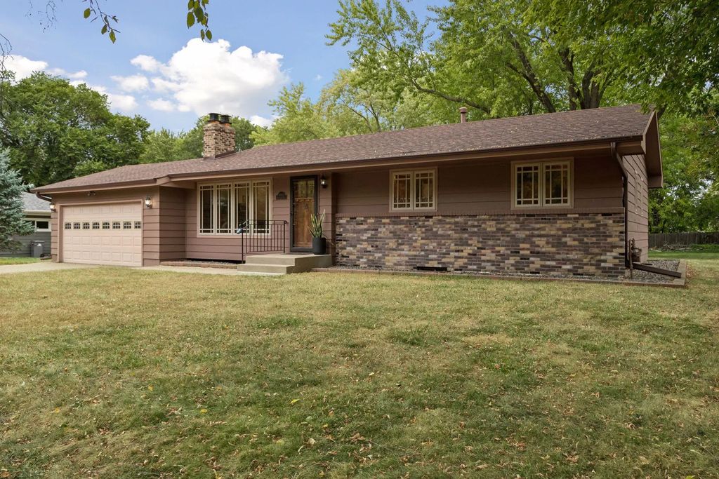 18910 Harrogate Drive, Eden Prairie