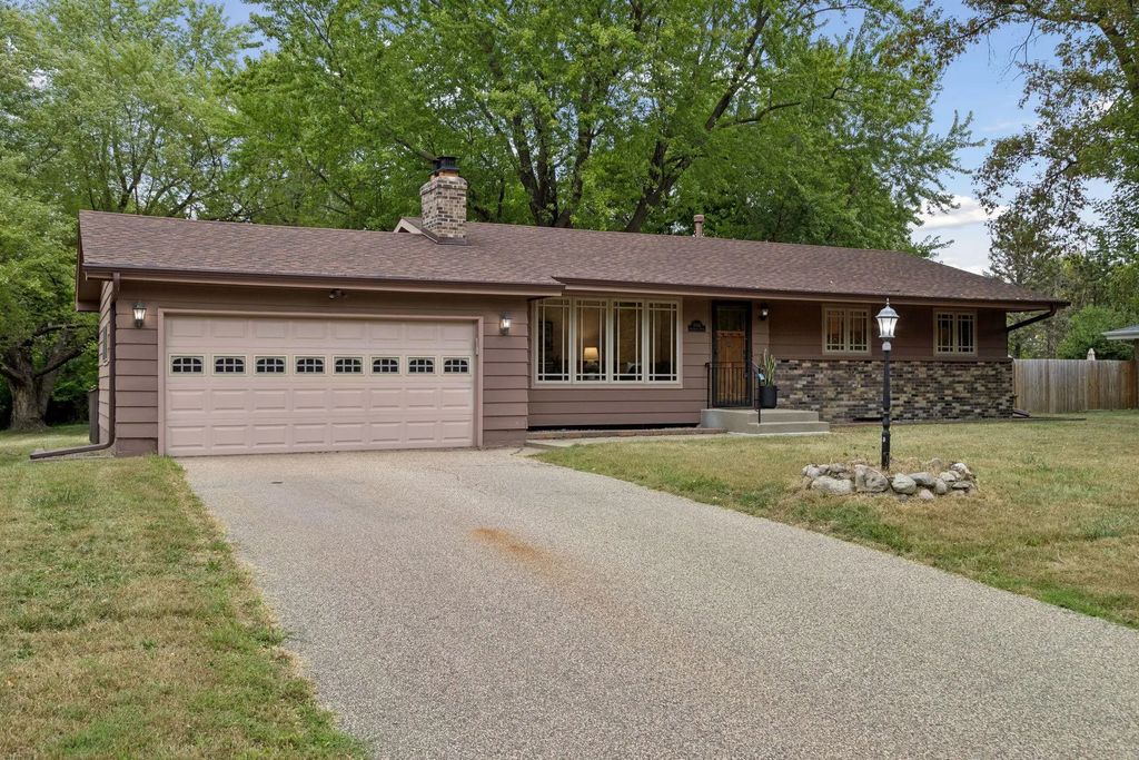 18910 Harrogate Drive, Eden Prairie