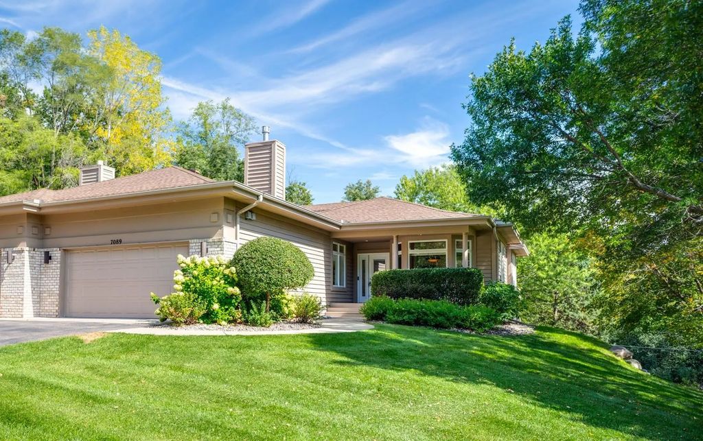 7089 Crowne Oak Road, Eden Prairie
