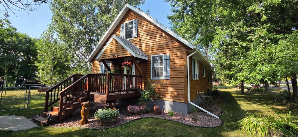 1002 9th Avenue, International Falls