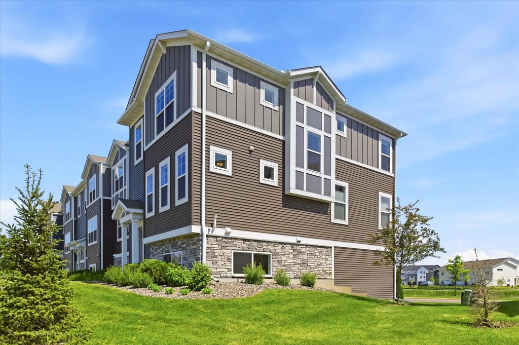 13571 Pine Drive, Rogers