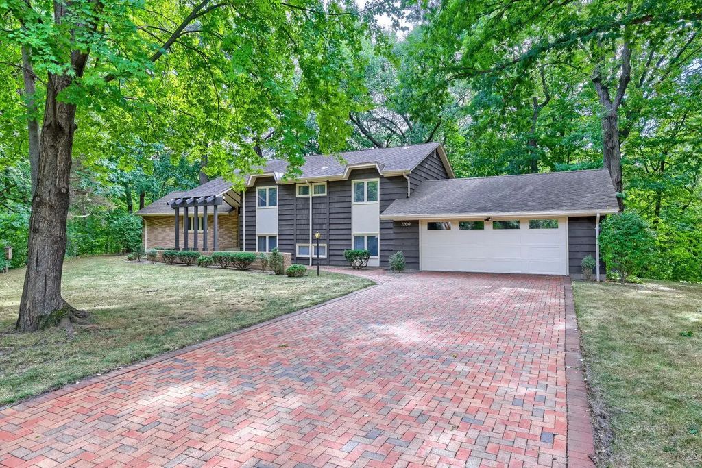 1200 Falls View Court, Mendota Heights