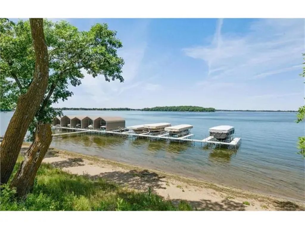 816 Beach Road, Waconia