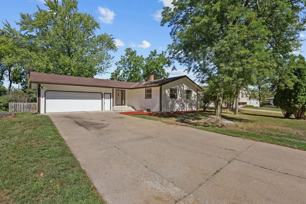695 Iona Lane, Roseville
