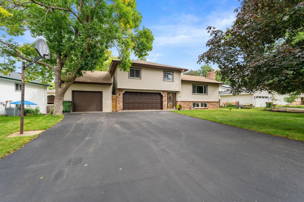 8653 Brant Street Ne, Circle Pines