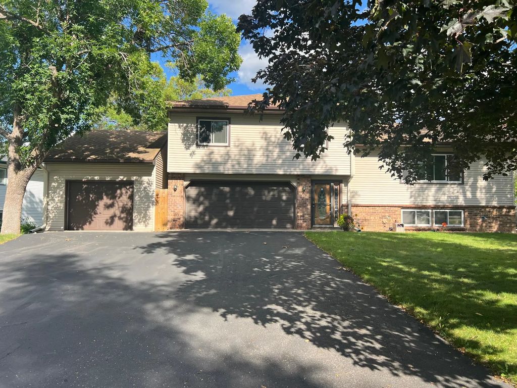 8653 Brant Street Ne, Circle Pines