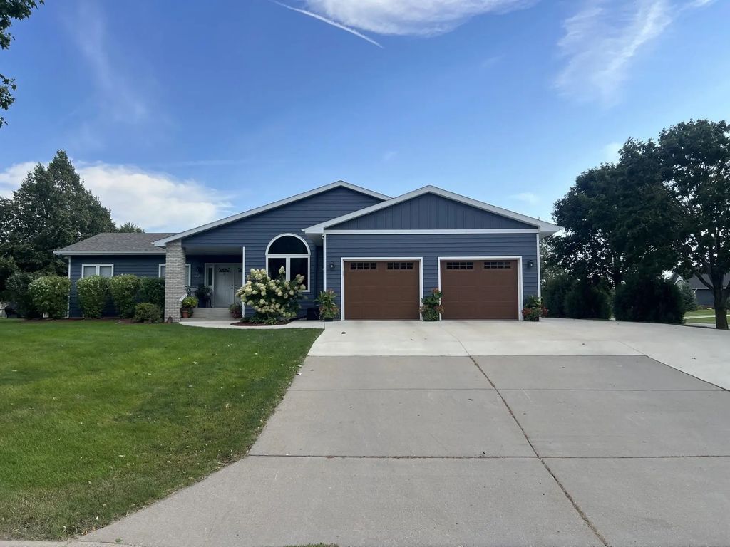 825 S Hubbard Avenue, Litchfield