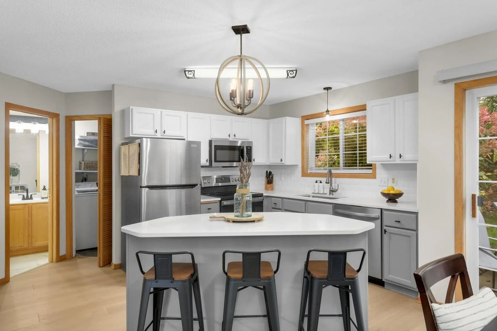547 Mission Hills Way W, Chanhassen