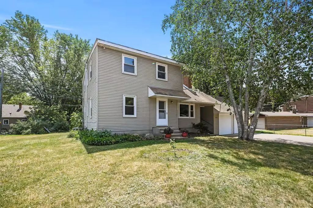 17323 Bay Circle, Minnetonka