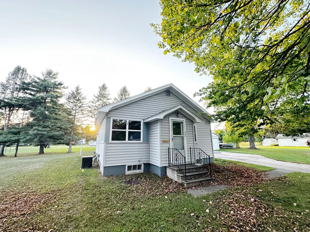 600 E 11th Street S, Ladysmith
