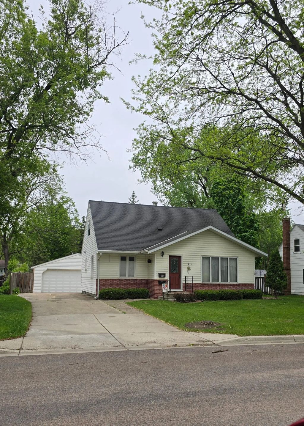 207 E Lyon Street, Marshall