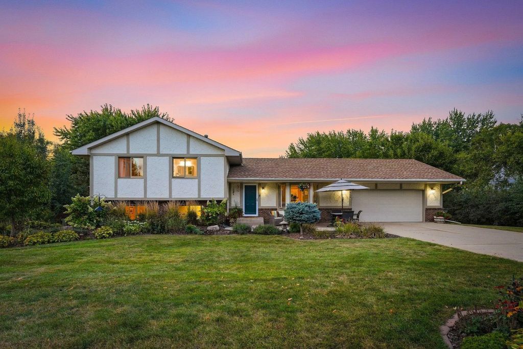 2080 Kelzer Pond Drive, Victoria