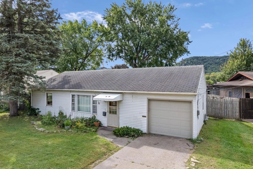 687 W Belleview Street, Winona