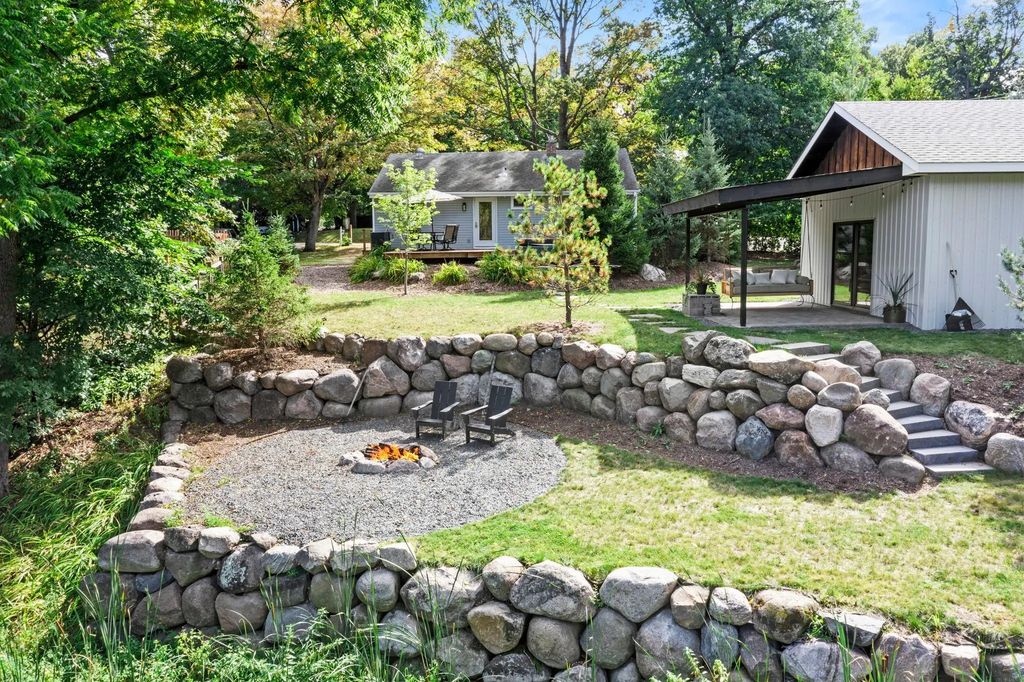 10 Woodlawn Avenue, Excelsior