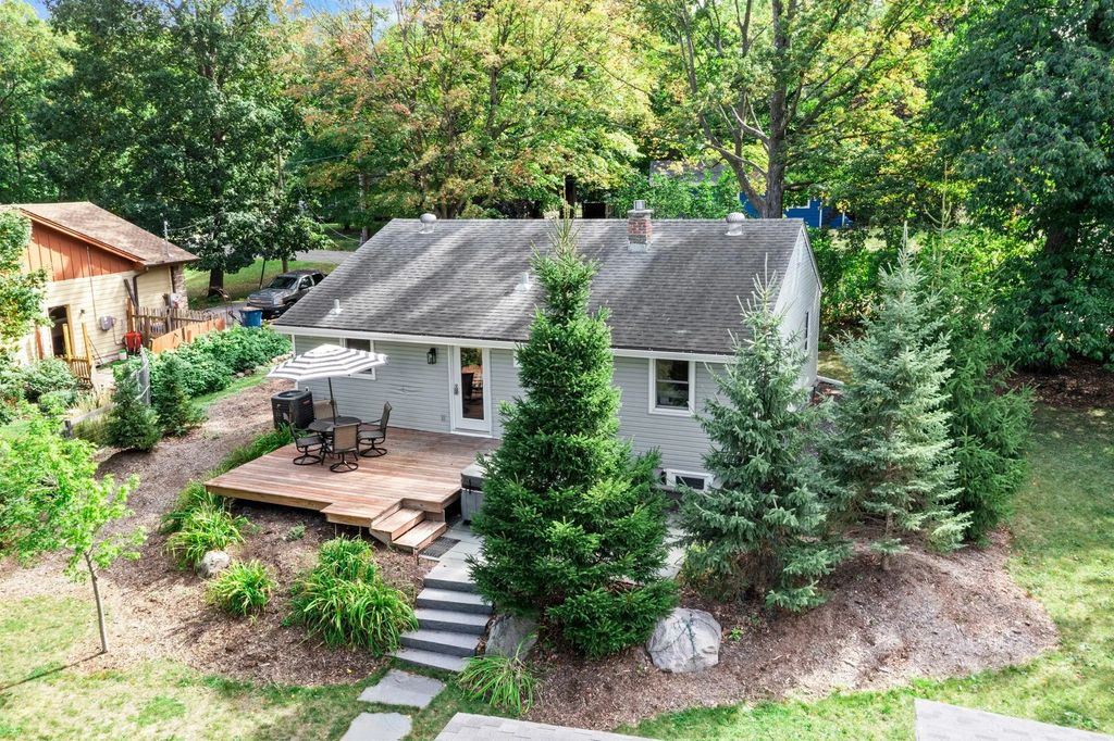 10 Woodlawn Avenue, Excelsior