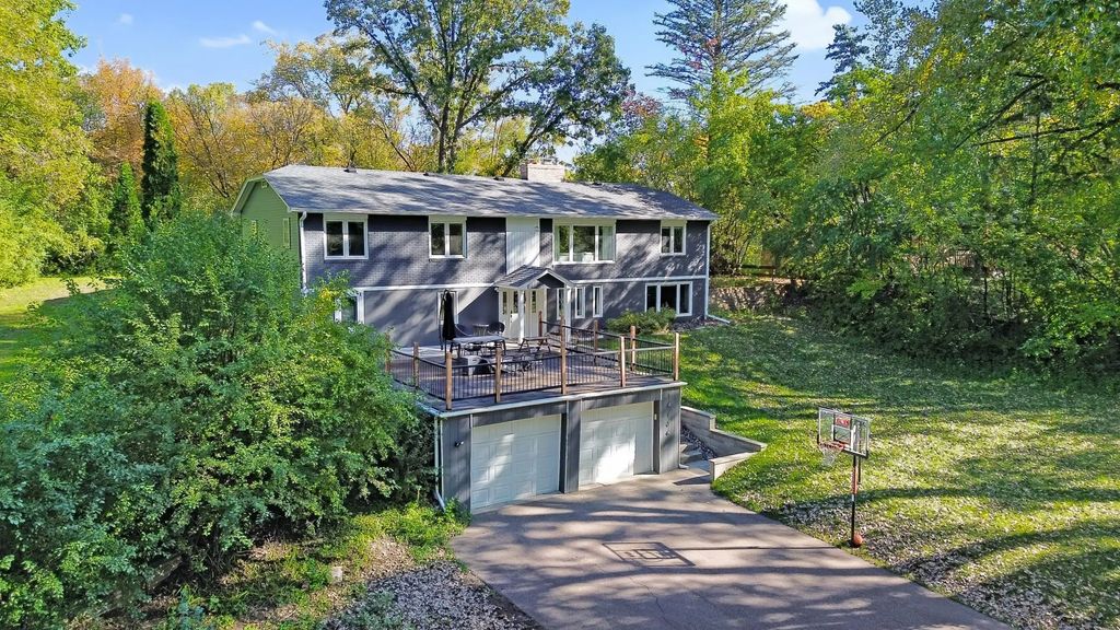 14104 Knollway Drive N, Minnetonka