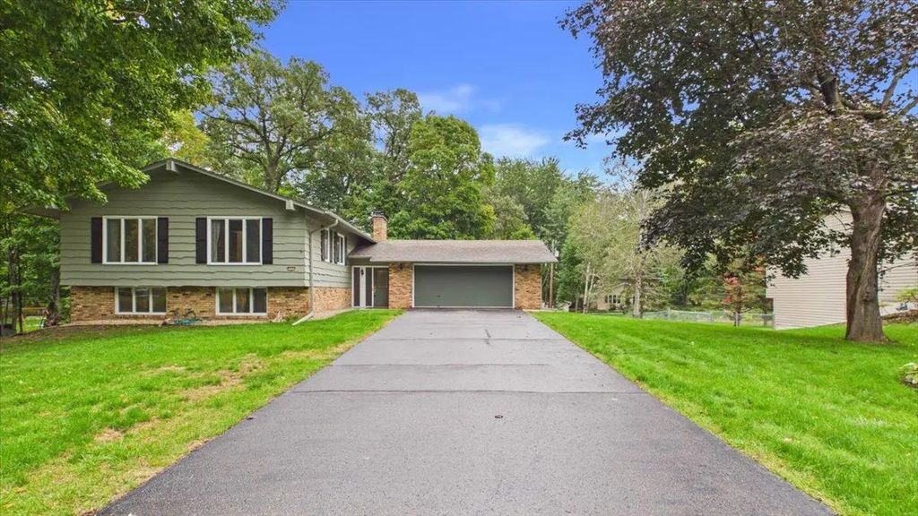2230 Urbandale Lane N, Plymouth