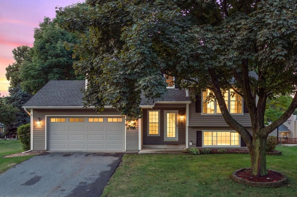 121 Fox Hollow Drive, Chanhassen