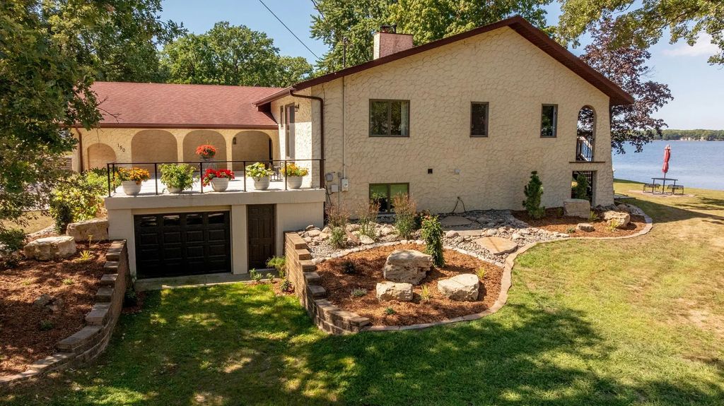 150 Lake Drive E, Annandale