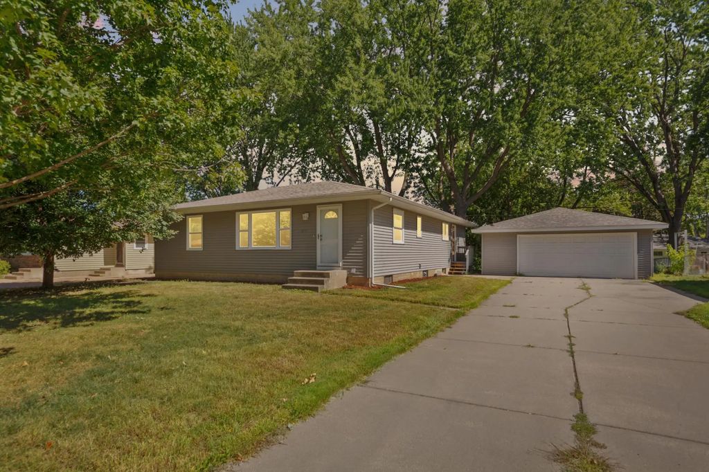 4242 Limestone Drive, Eagan