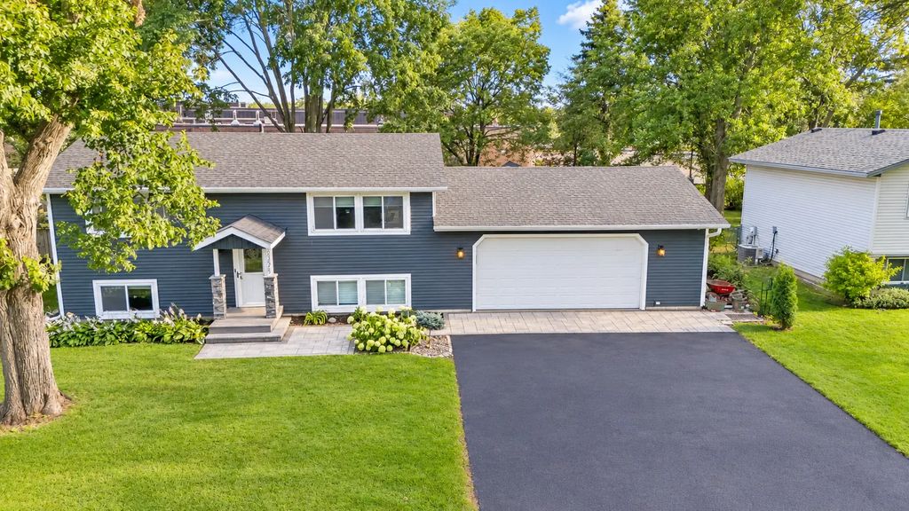10225 99th Avenue N, Maple Grove