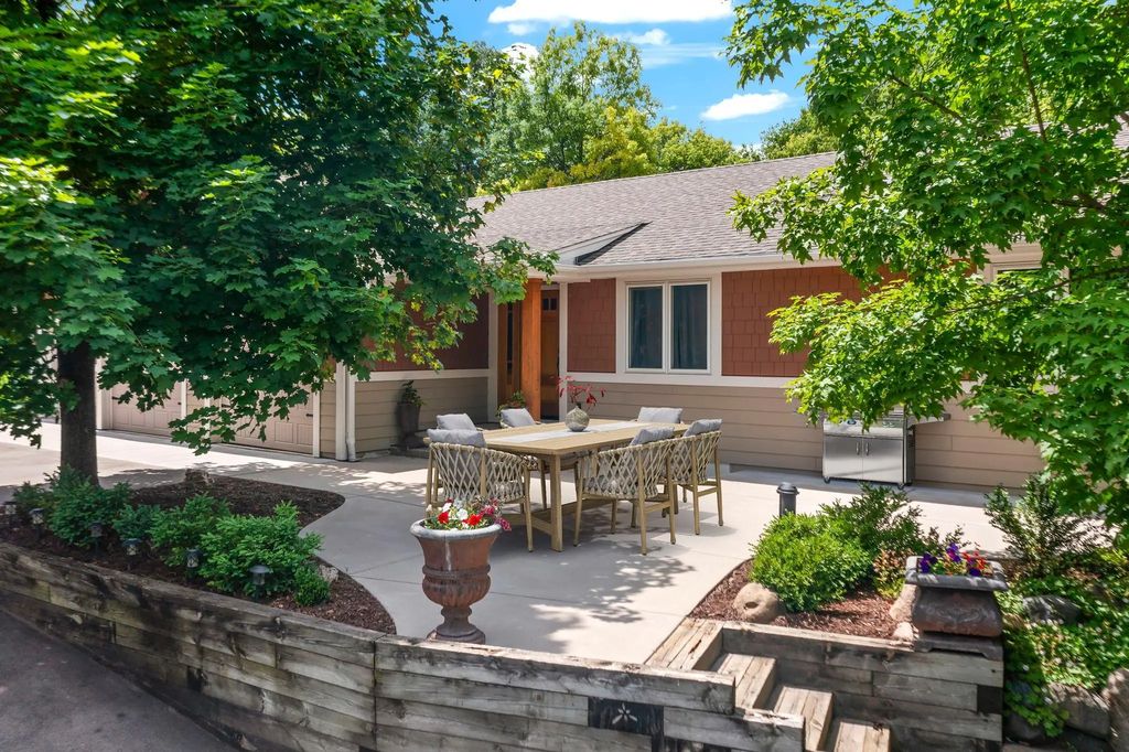 940 Trail Court, Eagan