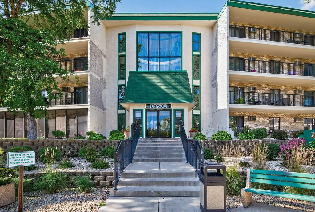 10501 Cedar Lake Road 318, Minnetonka