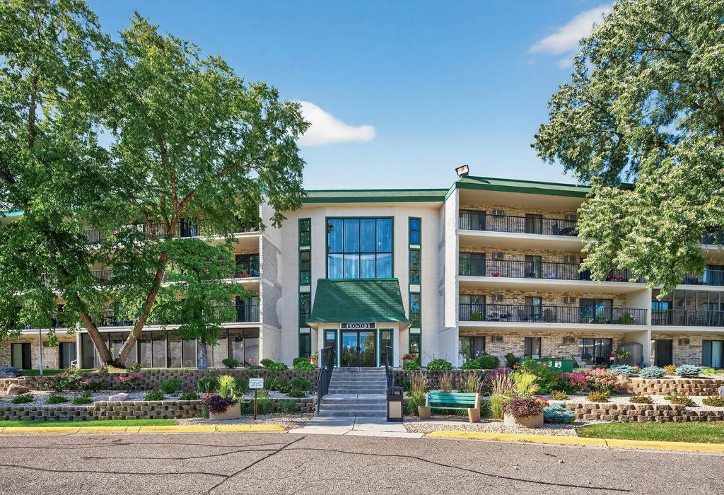 10501 Cedar Lake Road 318, Minnetonka