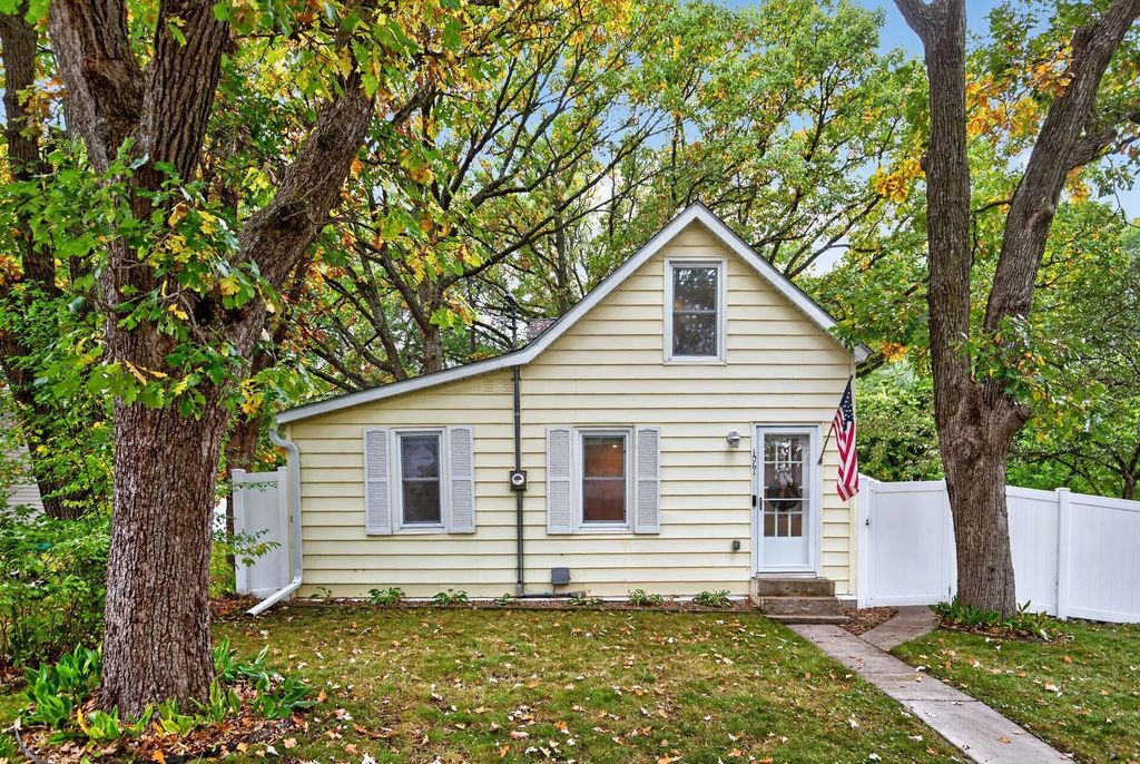 1061 Wall Street, Big Lake