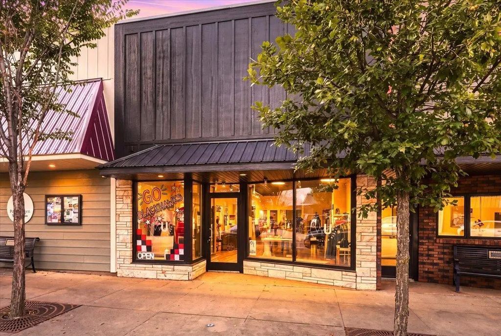 868 Main Street, Baldwin