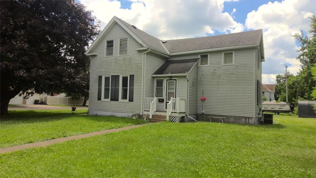 52 Cleveland Avenue E, Winnebago