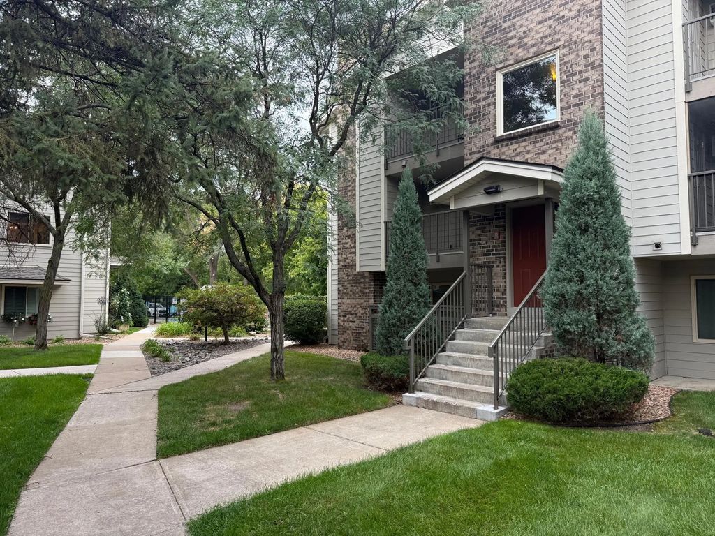 2120 Ridge Drive 31, Saint Louis Park