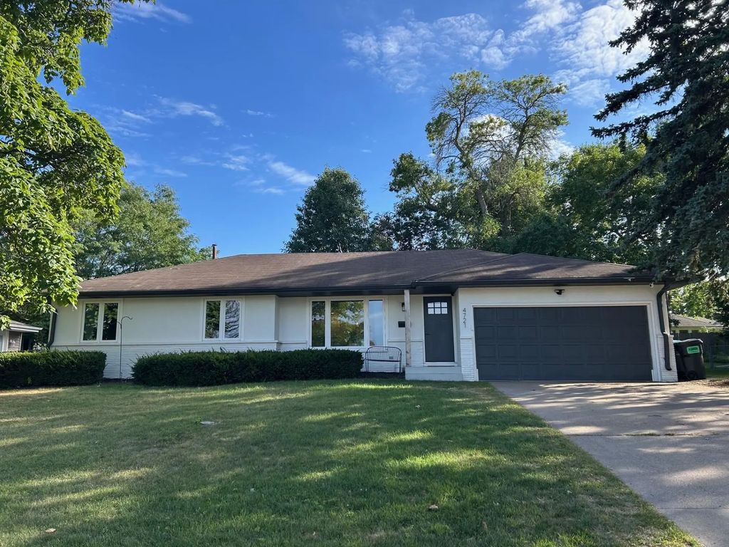 4721 School Road, Edina