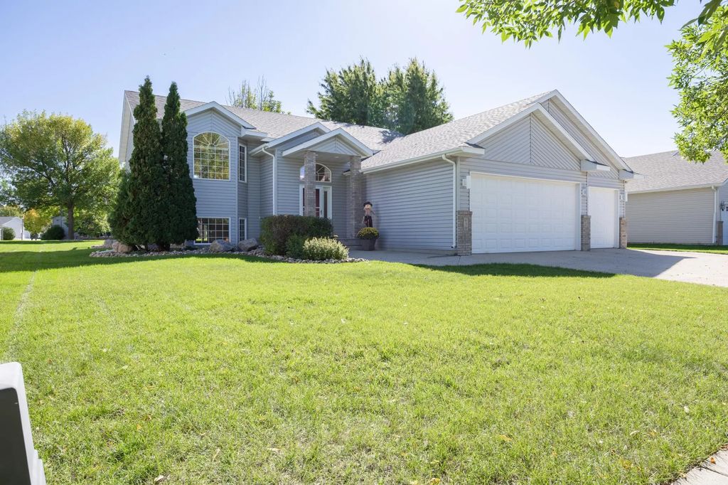 630 Wyndemere Drive, West Fargo