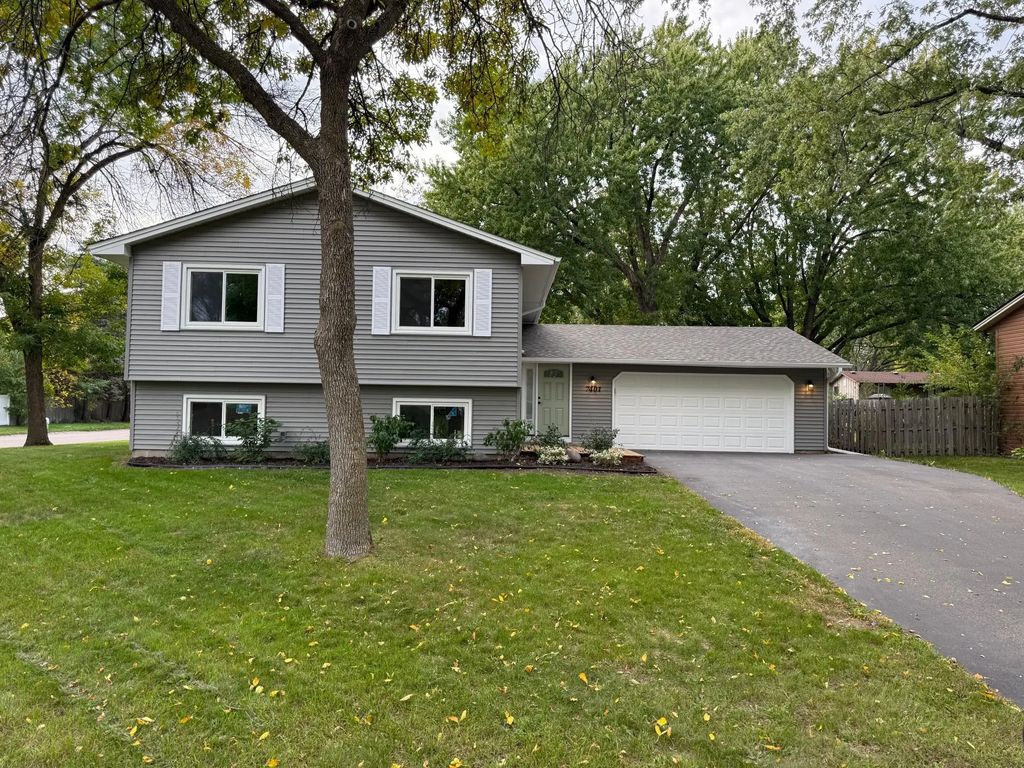 7401 James Avenue N, Brooklyn Park