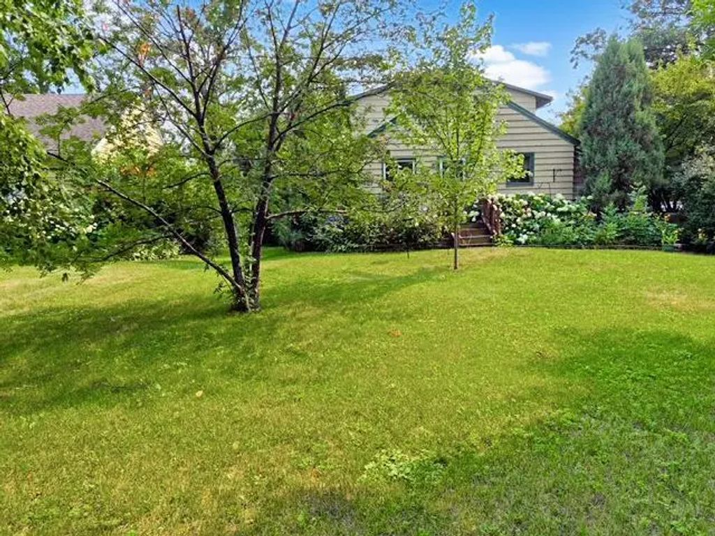 908 Lake Street Ne, Warroad
