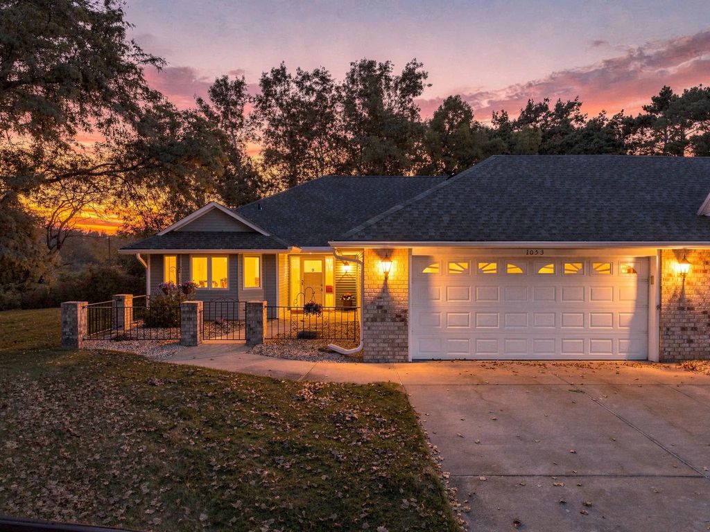 1053 Royal Court, Shoreview