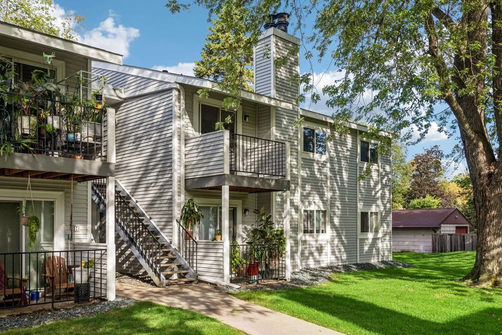 1728 Pleasant Street E, Lauderdale